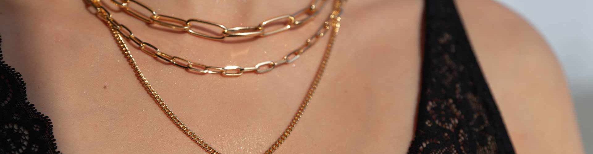 mulher-com-colar-de-ouro-virtuosa-semi-joias